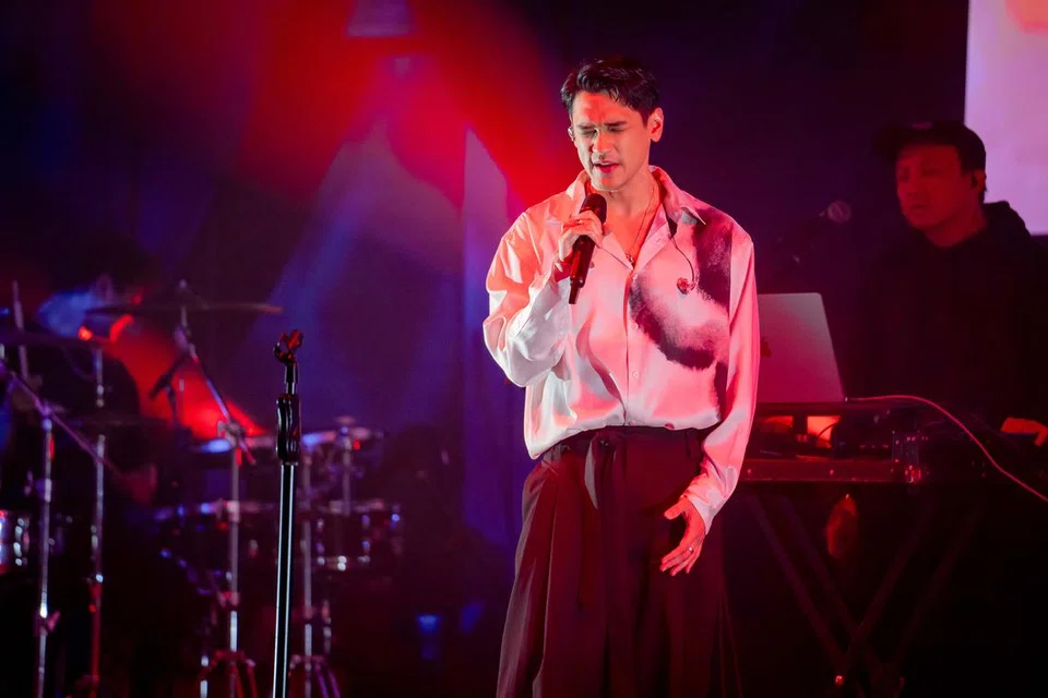 Lagu, ‘Shallow Water’, antara lagu yang dekat di hati Afgan kerana menceritakan tentang keraguan dan kebimbangannya untuk jatuh cinta. 