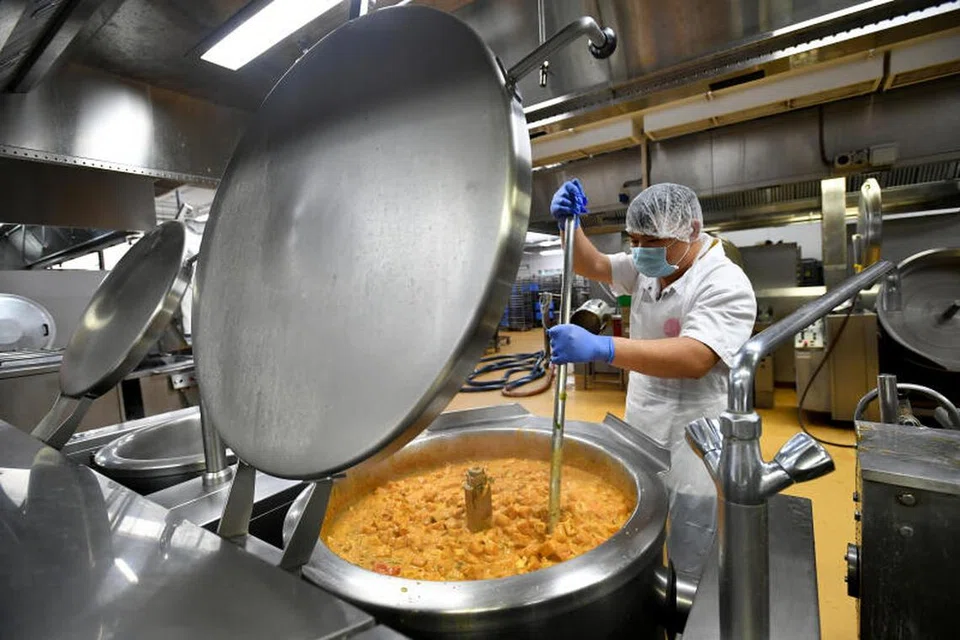 PERLU UBAH UNTUK KEKAL MENARIK: Tenaga kerja Singapura yang semakin tua dan aspirasi kerjaya belia yang berubah telah membawa kepada persaingan lebih besar bagi pekerja dalam sektor makanan dan minuman. 