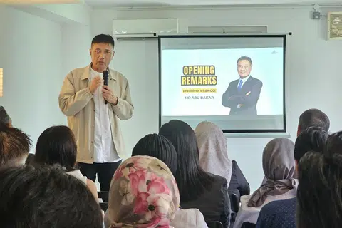 Presiden Dewan Perniagaan dan Perusahaan Melayu Singapura (DPPMS), Encik Abu Bakar Mohd Nor, berkata usaha meningkatkan produktiviti syarikat dan pekerja adalah penting untuk “menangani inflasi dan memastikan pertumbuhan pendapatan mapan” dan hala tuju belanjawan kali ini menghala ke arah itu. 