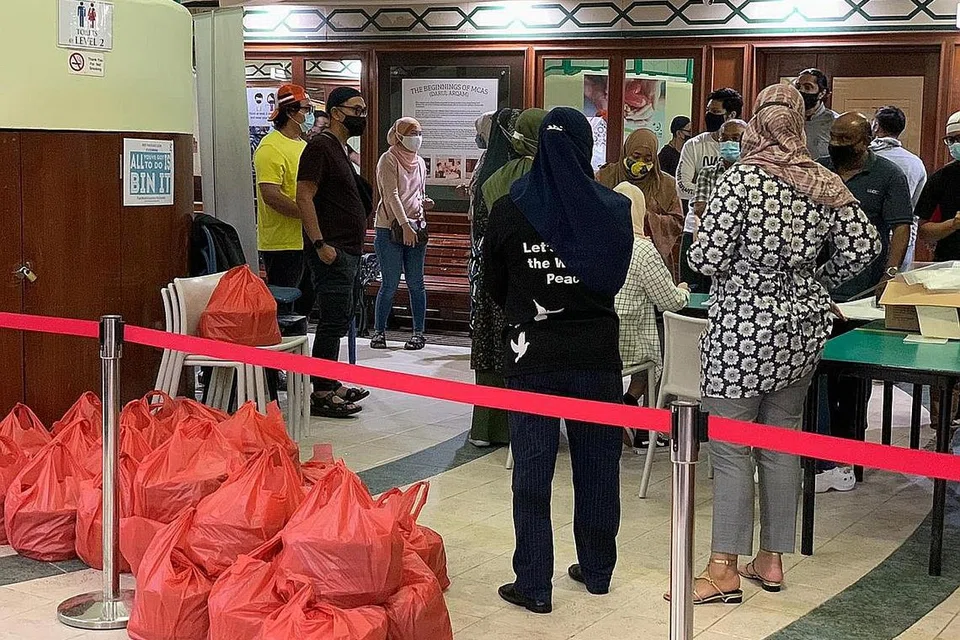 KONGSI IFTAR: Setiap Sabtu, para relawan akan menggembleng tenaga untuk mengagihkan 1,000 dulang makanan kepada mereka yang memerlukan menerusi usaha Iftar2U anjuran Darul Arqam. - Foto DARUL ARQAM