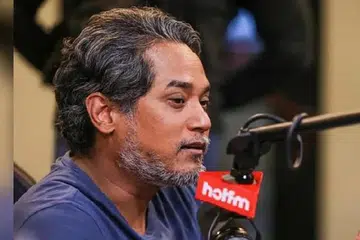 LAYAN PENDENGAR: Encik Khairy ketika melayan panggilan pendengar HotFM pada slot Bekpes Hot yang dikendalikannya bersama Johan dan AG mulai Rabu. - Foto NSTP