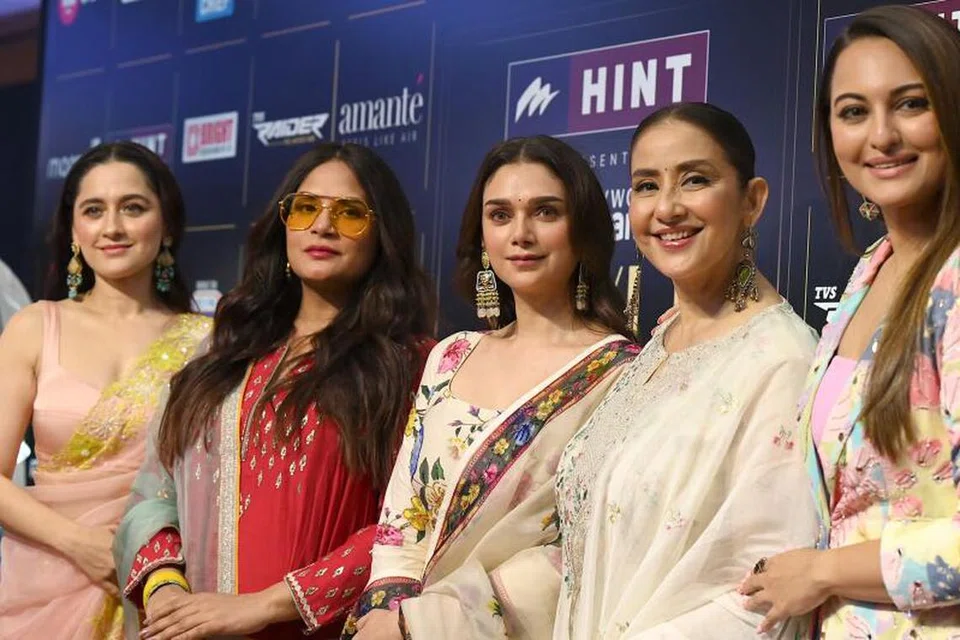 Manisha Koirala (dua dari kanan) bergandingan dengan pelakon wanita hebat dari pelbagai generasi, (dari kiri) Sanjeeda Shaikh, Richa Chadha, Aditi Rao Hydar dan Sonakshi Sinha (kanan) dalam drama Netflix yang dinanti-nanti, ‘Heeramandi: The Diamond Bazaar’.