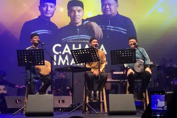 MENGHIBURKAN DALAM IRAMA SYAHDU: Raihan yang terdiri daripada (dari kiri) Amran Ibrahim, Che Amran Idris dan Abu Bakar Md Yatim membawa penonton dalam konsert amal ‘Cahaya Iman’ dan mengimbas irama nasyid penuh nostalgia.
