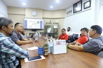 PASTIKAN AMALAN PEKERJAAN ADIL: Encik Ng Chee Meng (dua dari kanan) berkata NTUC dan USE akan memastikan pekerja meraih faedah di bawah PWM. - Foto NTUC