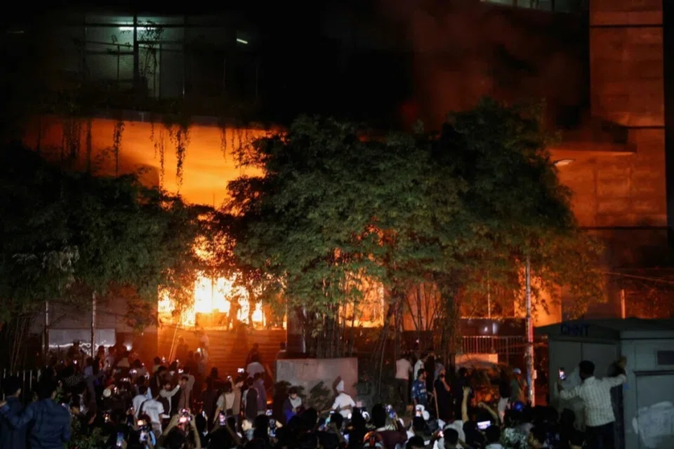 Bangunan pejabat akhbar The Daily Star telah dibakar di Dhaka, Bangladesh, pada 19 Disember, susulan kematian Encik Sharif Osman Hadi.