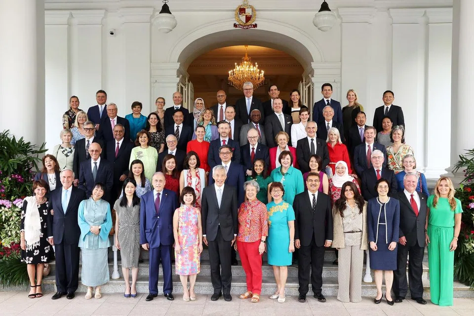 LUAH PENGHARGAAN: Perdana Menteri, Encik Lee Hsien Loong telah bertemu Konsul Besar Kehormat (HCG) dan pasangan mereka pada Isnin (13 Feb) sempena mesyuarat ke-9 HCG yang diadakan buat kali pertama sejak Covid-19. 