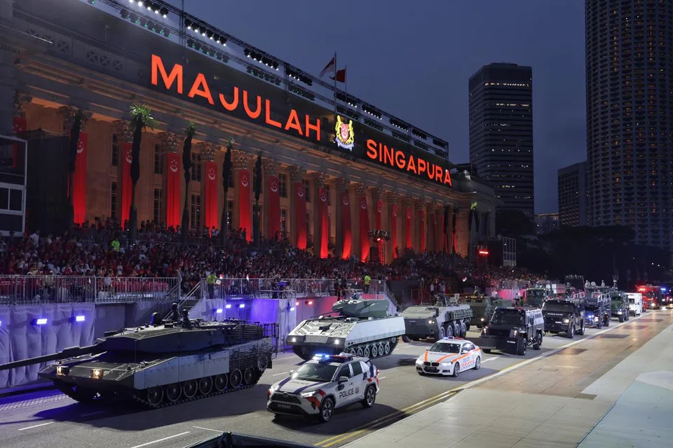 BARISAN ASET: Pelbagai kenderaan berperisai dan aset daripada Angkatan Bersenjata Singapura (SAF), Pasukan Polis Singapura (SPF) dan Pasukan Pertahanan Awam Singapura (SCDF) berbaris di depan Galeri Nasional.