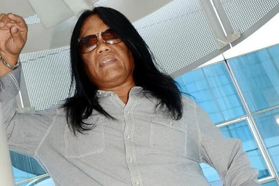 MAHU TERUS MENYUMBANG KEPADA BIDANG MUZIK: Setelah sekian lama terlibat dalam bidang muzik, Randi Fandi akhirnya muncul dengan single Kasut Usang yang mempunyai pengertian mendalam tentang kehidupan dan kerenah manusia. - Foto JOHARI RAHMAT