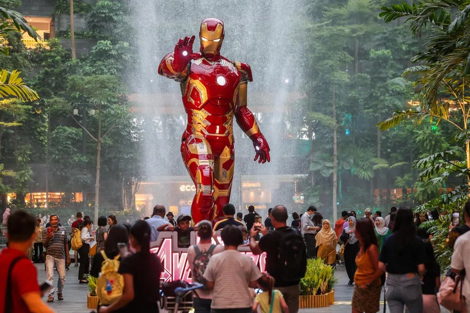 WIRA MARVEL: Patung Iron Man setinggi 5 meter menanti orang ramai di pintu masuk Shiseido Forest Valley di Jewel Changi Airport, di mana orang ramai boleh menyaksikan paparan interaktif yang meraikan 60 tahun Marvel’s Avengers sehingga 13 Ogos ini.