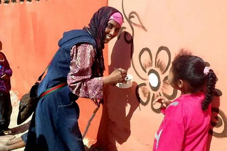 UNTUK KEBAJIKAN: Cik Zaiton menunjukkan kemahirannya dalam seni lukis inai menggunakan cat di sebuah perkampungan di Laut Mati yang terletak di sempadan antara Jordan dengan Tebing Barat. - Foto-foto ihsan ZAITON MAJEED