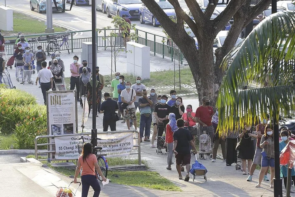 BERATUR PANJANG: Ramai orang kelihatan beratur di Pasar Geylang Serai menantikan giliran dibenarkan masuk untuk berbelanja. Ada pengunjung ke pasar itu berkata mereka datang seawal 6 pagi sebelum ia sesak bagi menyingkatkan masa menunggu sebelum masuk. - Foto BM oleh AZMI ATHNI