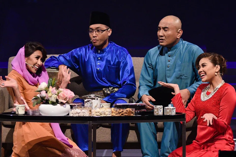 SKETSA KOMEDI: Pelakon dan pengacara Nurul Aini (kiri) akan mencuit hati penonton dengan membawa watak gadis bersuara 'jantan', manakala pelakon dan pengacara Khairudin Samsudin (dua dari kanan) tampil dengan kepala botak dalam sketsa komedi 'Sinar Lebaran - Simfoni Raya'. Gambar turut memaparkan pelakon Sufian Ahmad (kedua dari kiri) dan Huda Ali (kanan). - Foto-foto MEDIACORP SURIA