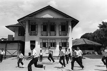 PENUH SEJARAH: Sekumpulan murid kelihatan bermain di sekitaran bangunan lama Madrasah Aljunied. Bangunan itu telah dirobohkan pada 1996 untuk memberi laluan kepada pembinaan bangunan baru madrasah yang masih berdiri masa kini. - Foto fail