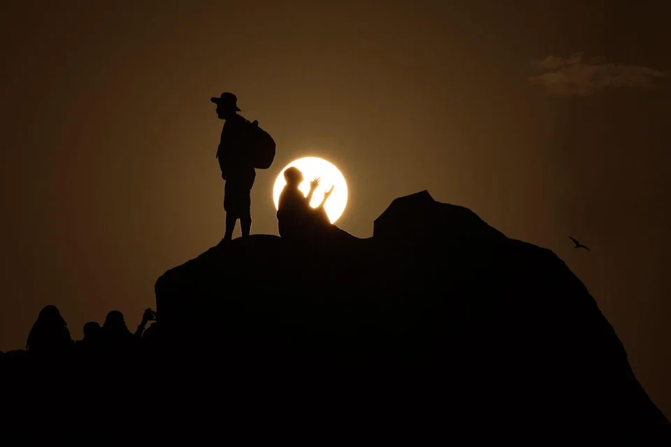 Seseorang yang mencintai Nabi akan mencintai sunahnya dan menzahirkan cinta itu dengan mengamalkan sunahnya secara rutin.