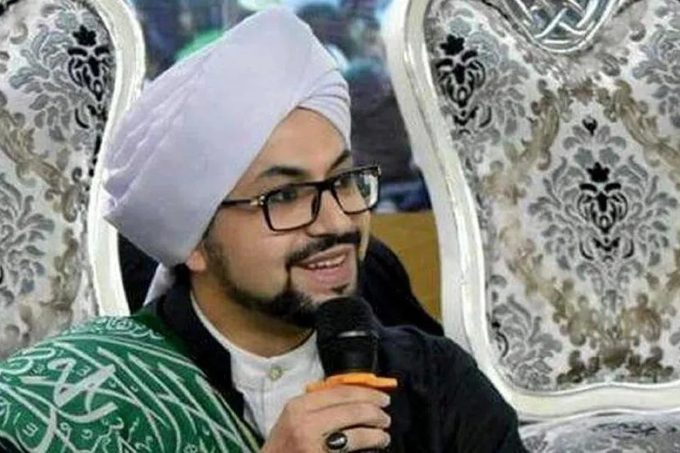 Individu yang dikenali sebagai Mawla Mohamed Amin al-Hassani, yang  mendakwa berada dalam jalur keturunan ke-38 Nabi Muhammad SAW.