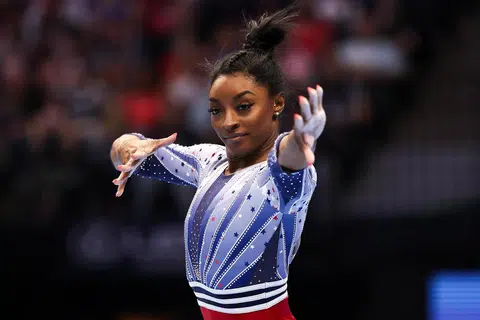 Simon Biles dari Amerika Syarikat menjuarai acara gimnastik artistik perseorangan wanita keseluruhan, selepas menjuarai acara berpasukan. Beliau kini memiliki enam pingat emas daripada tiga Sukan Olimpik.