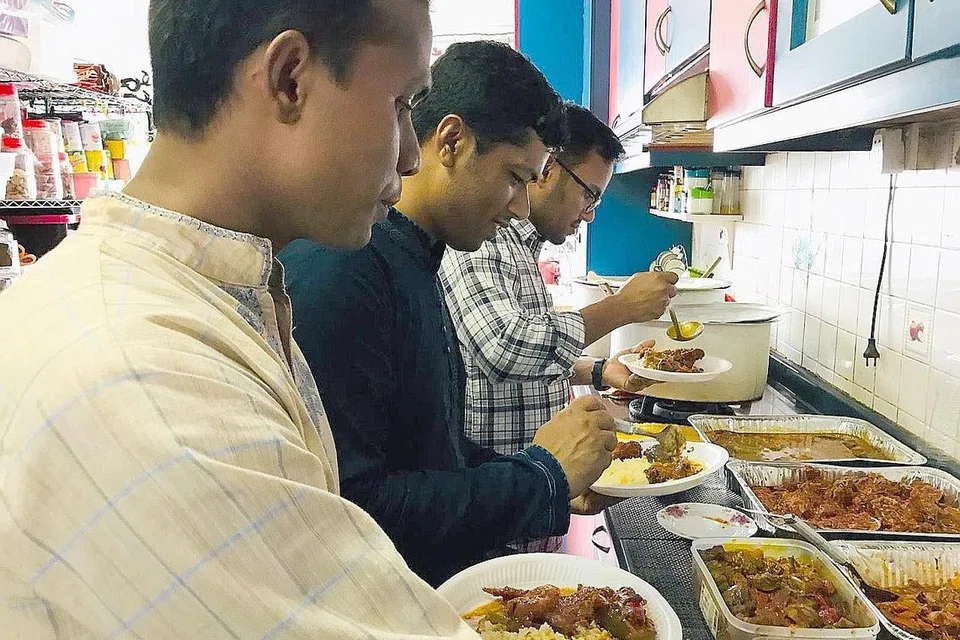 RAIKAN 'TETAMU ISTIMEWA': Cik Anitah Hamid (tiada dalam gambar) membuka rumahnya kepada para pekerja Bangladesh tahun ini. Beliau turut melahirkan kegembiraannya dapat mempelajari budaya mereka, sama ada yang Muslim atau yang bukan, sementara menjamu mereka makan di rumahnya. - Foto ihsan ANITAH HAMID 