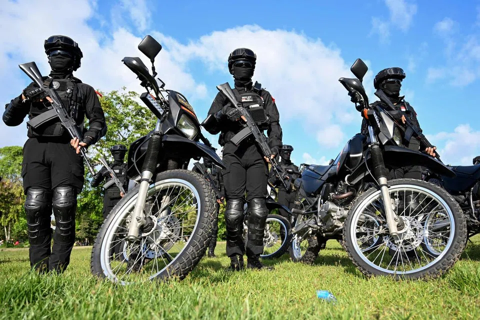 TINGKAT KAWALAN KESELAMATAN: Anggota keselamatan  bermotosikal antara kumpulan yang bersiap siaga untuk meningkatkan langkah keselamatan menjelang perayaan Krismas dan Tahun Baru di Denpasar, Bali, pada 21 Disember.