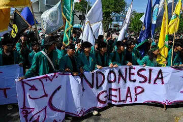 Pelajar universiti mengadakan perhimpunan, ‘Indonesia Gelap’ atau ‘Dark Indonesia’, bagi membantah dasar pemotongan bajet oleh Presiden Indonesia, Encik Prabowo Subianto, di hadapan Bangunan Dewan Perwakilan Rakyat Aceh di Banda Aceh pada 19 Februari. 
