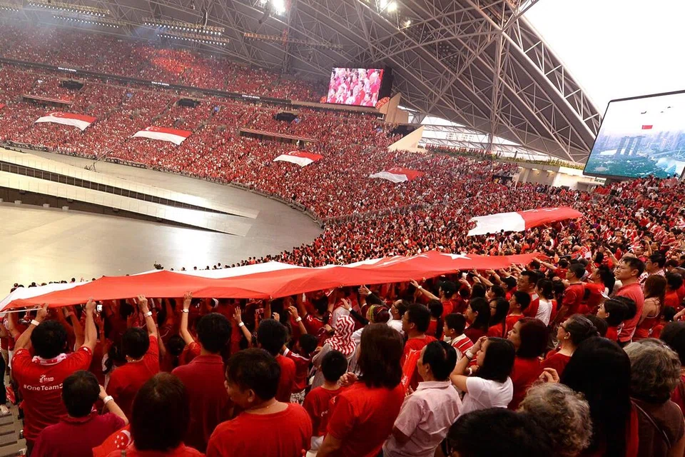 Penonton menggerakkan 16 bendera gergasi Singapura semasa nyanyian lagu kebangsaan pada NDP 2016 di Stadium Negara. Segmen ‘Negara Kita, Bendera Kita’ diperkenalkan bagi menggalakkan penyertaan lebih aktif daripada penonton.