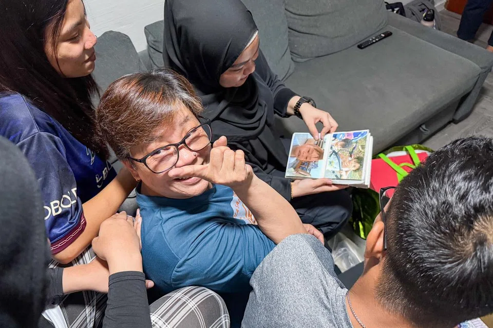 Antara barang yang dapat diselamatkan dari rumah Cik Rozna Jumaat adalah beberapa album foto yang mengandungi gambar lama.