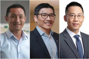 (Dari kiri) Ketua Pegawai Eksekutif (CEO) kumpulan SingPost Encik Vincent Phang; Ketua Pegawai Kewangan (CFO) Kumpulan Encik Vincent Yik; dan Ketua Pegawai Eksekutif (CEO) unit perniagaan antarabangsa Encik Li Yu membantah keputusan pemecatan mereka.