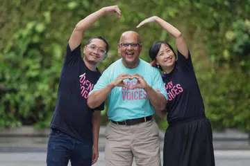 (Dari kiri) Guru muzik dan penulis lagu, Encik Hazwady Nazran; Encik Ellil Mathiyan, seorang yang pernah menghidapi barah; dan Cik Rae Mok, seorang penjaga; adalah antara ahli rangkaian ‘Open Voices’ baru yang melibatkan pesakit dan penjaga dalam penyelidikan perubatan.