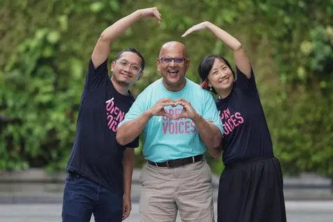 (Dari kiri) Guru muzik dan penulis lagu, Encik Hazwady Nazran; Encik Ellil Mathiyan, seorang yang pernah menghidapi barah; dan Cik Rae Mok, seorang penjaga; adalah antara ahli rangkaian ‘Open Voices’ baru yang melibatkan pesakit dan penjaga dalam penyelidikan perubatan.