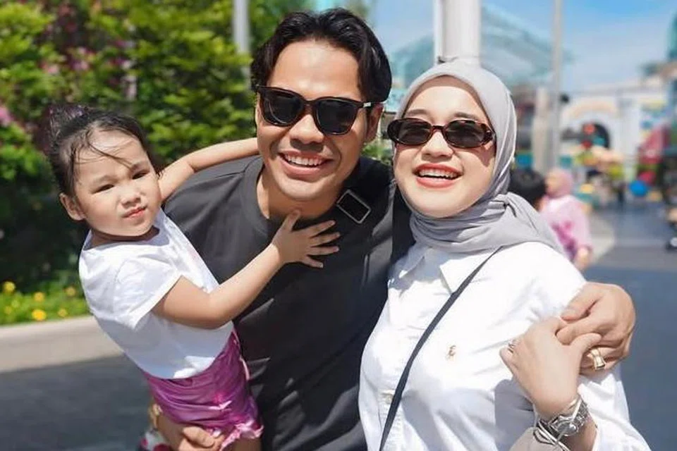 Pasangan penyanyi, Ernie Zakri (kanan) dan Syamel (tengah), sentiasa mengutamakan komunikasi yang sihat, terutama dalam hal berkaitan kerjaya seni, yang turut menjadi tunjang kepada keharmonian rumah tangga serta dalam membesarkan anak mereka, Nur Khawla Soleha.