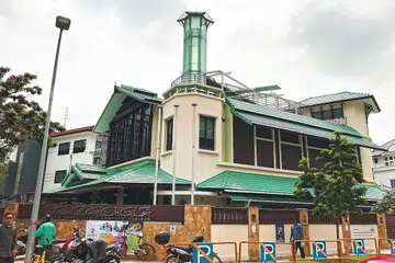 MELUASKAN PENGGUNAAN WAKAF: Selain membangunkan wakaf untuk dimanfaatkan masjid-masjid seperti Masjid Abdul Hamid Kampung Pasiran (atas), Masjid Haji Muhammad Salleh (Geylang) dan Masjid Sultan, masyarakat juga diajak untuk lebih memperluaskan penggunaan wakaf untuk menyokong keperluan sosial masyarakat Islam Singapura. - Foto FADLI SAZALI