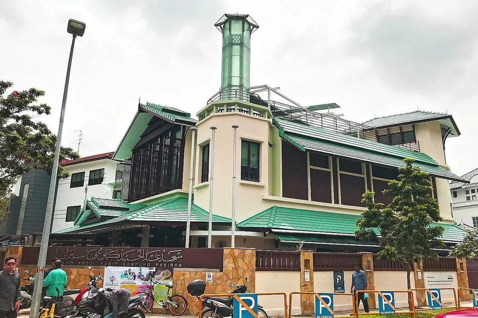 MELUASKAN PENGGUNAAN WAKAF: Selain membangunkan wakaf untuk dimanfaatkan masjid-masjid seperti Masjid Abdul Hamid Kampung Pasiran (atas), Masjid Haji Muhammad Salleh (Geylang) dan Masjid Sultan, masyarakat juga diajak untuk lebih memperluaskan penggunaan wakaf untuk menyokong keperluan sosial masyarakat Islam Singapura. - Foto FADLI SAZALI