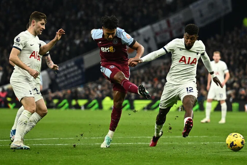 UBAH NASIB PASUKAN: Pemain Aston Villa, Ollie Watkins menjaringkan gol kedua pasukannya bagi menambah derita kepada Tottenham.