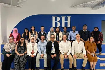 KERJASAMA: Pasukan FT Strategies, yang terdiri daripada Pengetua FT Strategies, Encik Jim Egan (tiga dari kanan, baris depan); Pengurus FT Strategies, Encik Gareth Welsh (dua dari kanan, baris depan); Perunding FT Strategies, Encik Frasier Harding (empat dari kiri, baris depan); Perunding Utama & Ketua Asia Pasifik FT Strategies, Cik Sabrina Daryanani (dua dari kiri); dan Pengurus Perkongsian Produk Google News Initiative, Cik August Nguyen (kanan, baris depan); bertemu dengan pasukan Berita Harian (BH) yang antaranya terdiri daripada Editor BH, Encik Nazry Nazry Mokhtar (empat dari kanan, baris depan); Editor Audiens dan Pertumbuhan, Cik Norhaiza Hashim (tiga dari kiri, baris depan); Editor Berita, Encik Nazri Hadi Saparin (dua dari kanan, baris belakang); dan Penolong Editor Berita, Nur Adilah Mahbob (kiri, baris depan).