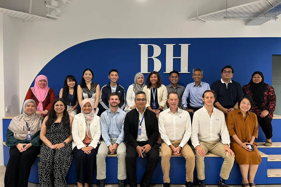 KERJASAMA: Pasukan FT Strategies, yang terdiri daripada Pengetua FT Strategies, Encik Jim Egan (tiga dari kanan, baris depan); Pengurus FT Strategies, Encik Gareth Welsh (dua dari kanan, baris depan); Perunding FT Strategies, Encik Frasier Harding (empat dari kiri, baris depan); Perunding Utama & Ketua Asia Pasifik FT Strategies, Cik Sabrina Daryanani (dua dari kiri); dan Pengurus Perkongsian Produk Google News Initiative, Cik August Nguyen (kanan, baris depan); bertemu dengan pasukan Berita Harian (BH) yang antaranya terdiri daripada Editor BH, Encik Nazry Nazry Mokhtar (empat dari kanan, baris depan); Editor Audiens dan Pertumbuhan, Cik Norhaiza Hashim (tiga dari kiri, baris depan); Editor Berita, Encik Nazri Hadi Saparin (dua dari kanan, baris belakang); dan Penolong Editor Berita, Nur Adilah Mahbob (kiri, baris depan).