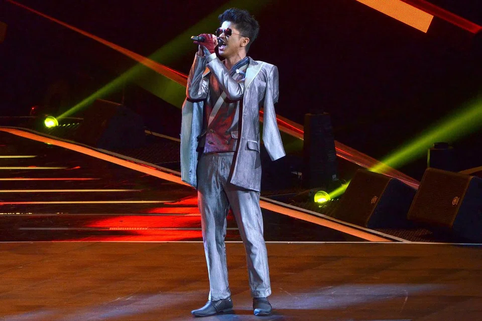 USAH LETAK JANGKAAN TINGGI: Haqiem Rusli yang meraih tempat ketiga dalam Anugerah Juara Lagu ke-32 Ahad lalu, berharap 'netizen' tidak sewenang-wenangnya mengutuk generasi penyanyi baru yang masih belajar menyesuaikan diri. - Foto BH oleh PUTRI MARDHIYAH YAZID