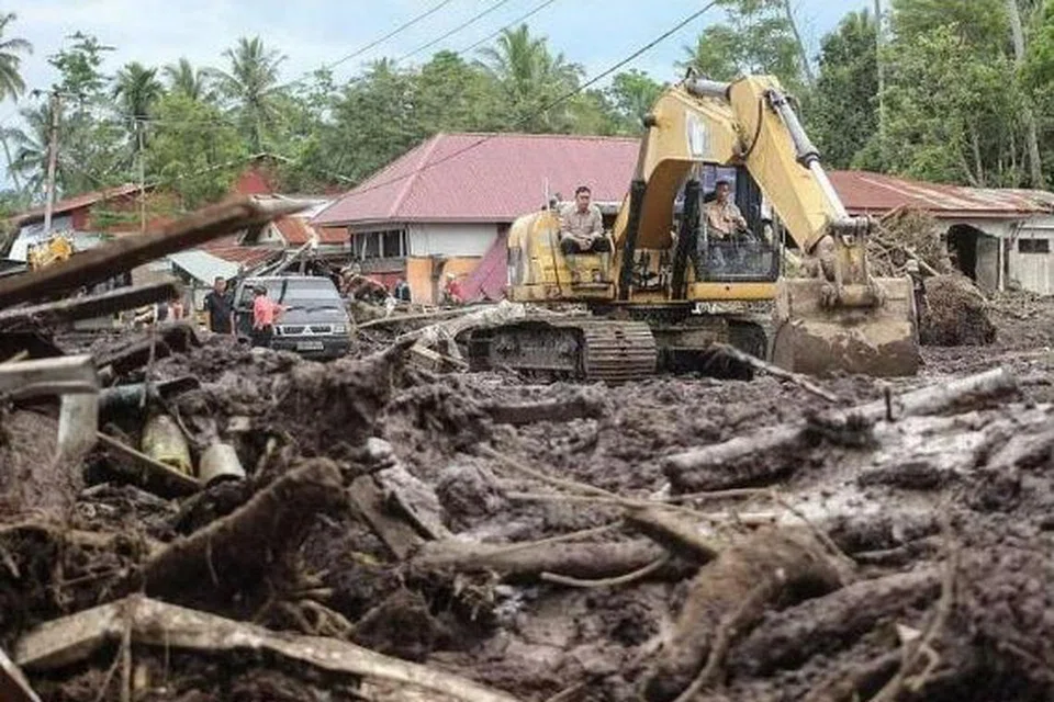 Jentera berat digunakan untuk membersihkan lumpur dan serpihan berikutan banjir kilat dan aliran lahar sejuk di Tanah Datar, Sumatera Barat, pada 13 Mei. 