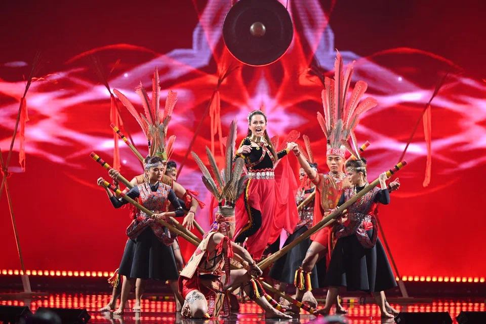 Berbekal lagu, ‘Asmaradana’, tentang perjuangan seorang puteri yang asyik dilamun cinta dan tarian buluh suku kaum Kadazan di Sabah, Stacy Anam, berjaya dinobatkan sebagai juara minggu ketujuh.