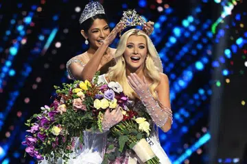 Victoria Kjaer Theilvig (depan) yang membanggakan negaranya sebagai pemenang Ratu Universe pertama dari Denmark, masih dalam keadaan terkejut apabila dipakaikan mahkota oleh Ratu Universe 2023, Sheynnis Palacios, dari Nicaragua.