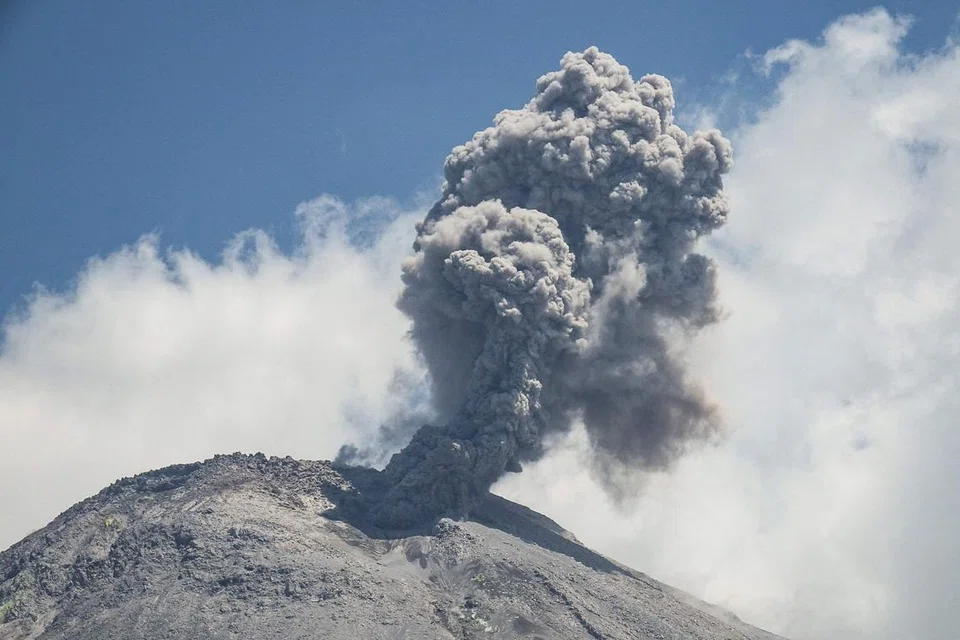 Gunung Lewotobi memuntahkan abu gunung berapi dari kawahnya semasa letusan yang disaksikan dari kampung Duripali di Flores Timur, Indonesia, pada 16 Oktober. 