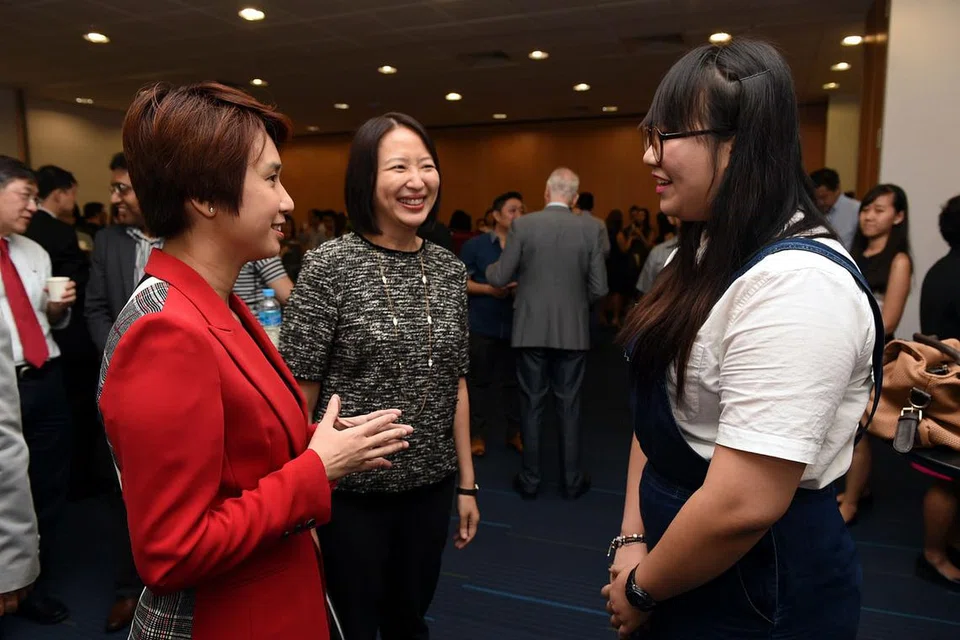 BERINTERAKSI DENGAN PESERTA: (Dari kiri) Cik Low Yen Ling dan Cik Jeanne Liew berinteraksi dengan Cik Shermin Shu yang lulus kursus Komunikasi Visual di NYP dan bakal memulakan program ELP SkillsFuture. - Foto POLITEKNIK NANYANG