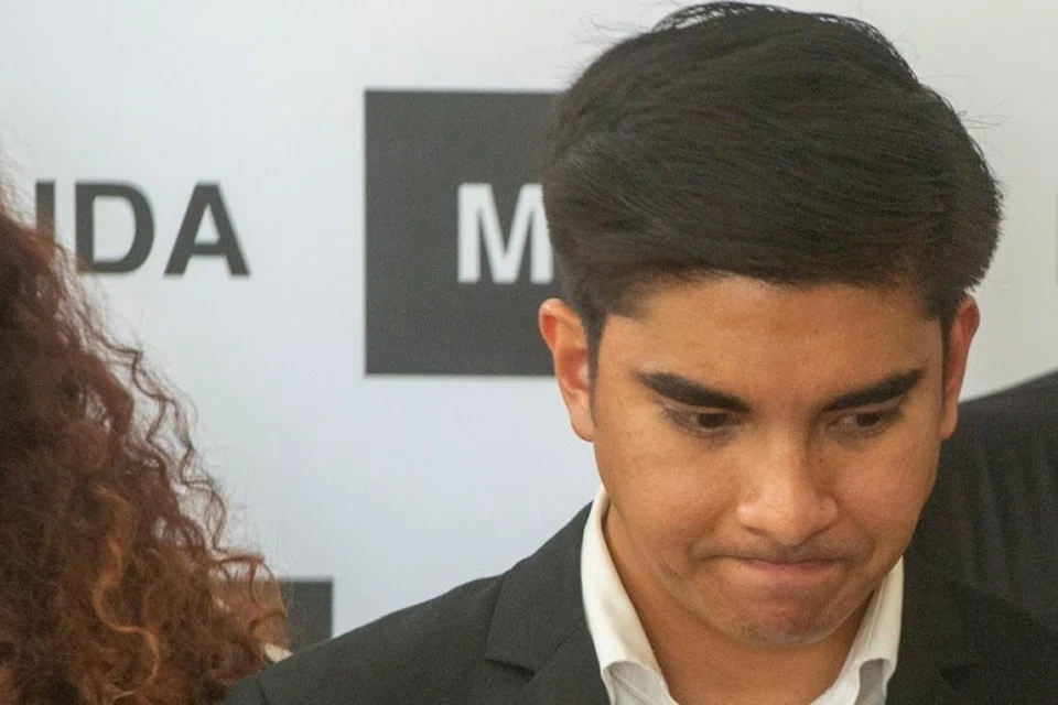 TERHARU: Presiden Muda, Syed Saddiq Syed Abdul Rahman, semasa sidang media khas partinya, kemudian mengumumkan keputusan berundur sebagai presiden parti, di Petaling Jaya pada Khamis.
