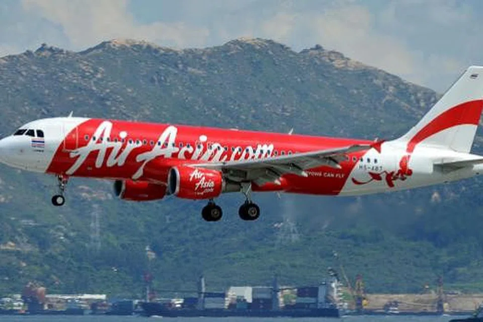 Gambar yang dirakam pada 16 Ogo 2011 ini menunjukkan pesawat Airbus AirAsia dalam proses mendarat di Lapangan Terbang Antarabangsa Hongkong. Menurut AirAsia, usaha mencari pesawat QZ8501, sebuah Airbus A320-200, yang hilang dalam perjalanan ke Singapura dari Indonesia sedang dijalankan.