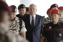 Bekas Perdana Menteri Malaysia yang dipenjarakan, Encik Najib Tun Razak (tengah), hadir bagi keputusan kes SRC International Sdn Bhd di Mahkamah Tinggi Kuala Lumpur pada 31 Mac.