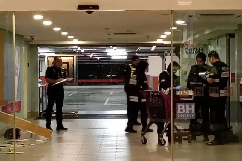 Anggota forensik Polis Diraja Malaysia (PDRM) menjalankan pemeriksaan dan siasatan di tempat kejadian tembakan di sebuah pusat beli-belah di Setia Alam, Selangor, pada malam 8 Februari.