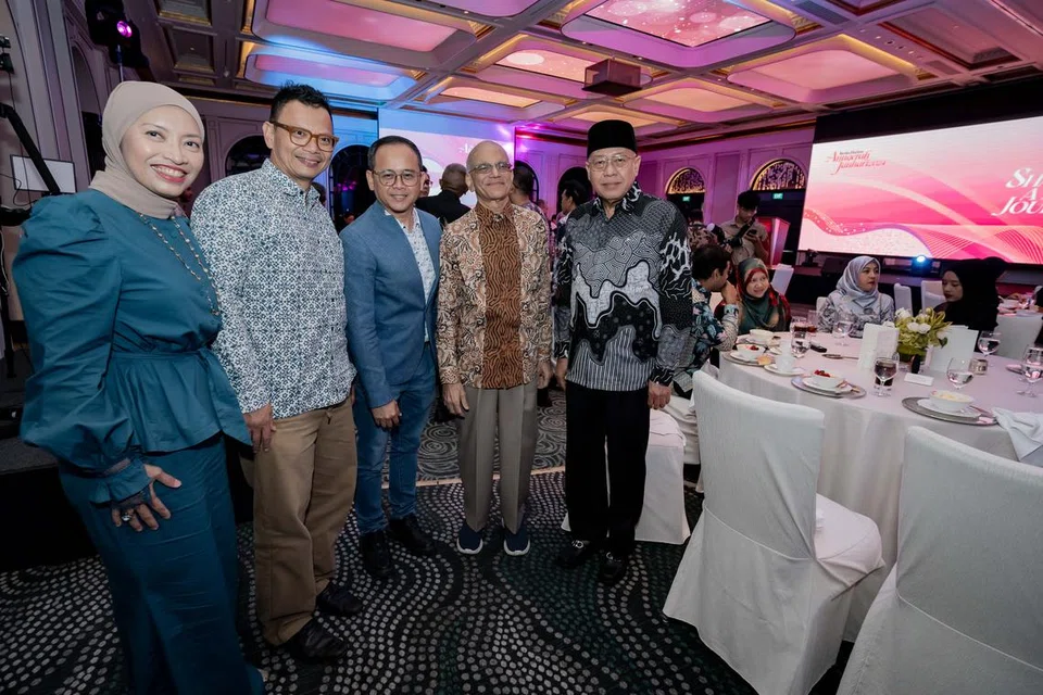 Majlis Anugerah Jauhari 2024 turut diserikan kehadiran (dari kiri) Pengarah Banyan Clinic Pte Ltd, Dr Elly Sabrina Ismail; Pengurus Banyan Clinic@JW, Dr Zuraimi Mohamed Dahlan; Ketua Lab Berita BH, Encik Farid Hamzah; Presiden Persatuan Bertindak Ginjal Bagi Masyarakat Islam (MKAC) Encik Ameerali Abdeali; dan Ketua Pegawai Eksekutif Persatuan Ain, Encik Md Yusof Ismail.