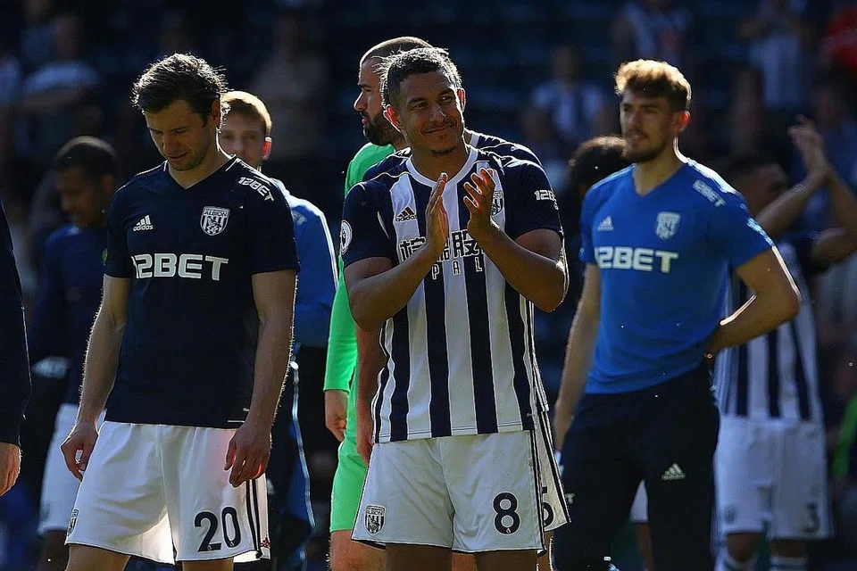 BERAKHIR SUDAH CABARAN: Pemain West Brom, Jake Livermore (tengah), mengiktiraf sokongan penyokong pasukan selepas kemenangan ke atas Tottenham pada hujung minggu lalu, yang terbukti tidak cukup untuk menyelamatkan pasukan itu daripada kekal beraksi dalam Liga Perdana musim depan. - Foto AFP