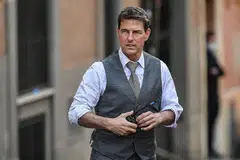 TOM CRUISE: Berlatih menerbangkan pesawat setelah selesai penggambaran filem 'Mission: Impossible 7'. - Foto AFP
