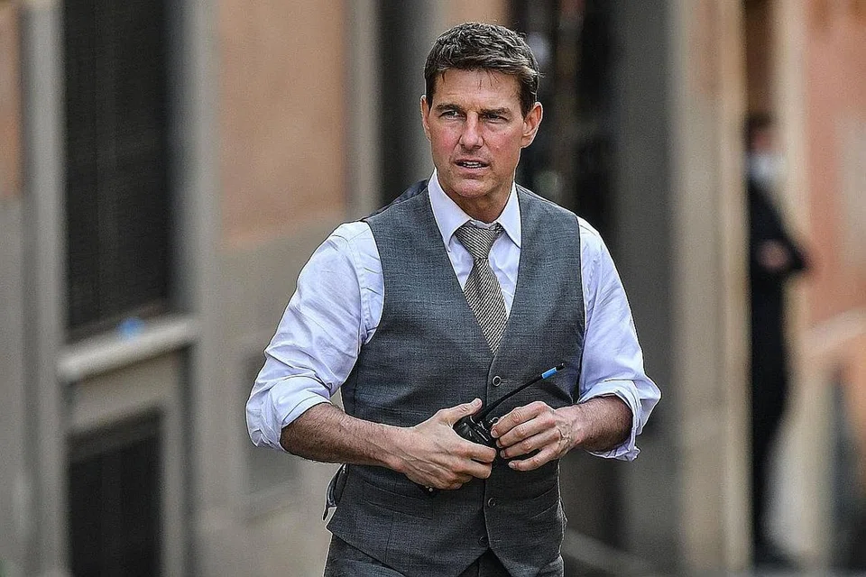 TOM CRUISE: Berlatih menerbangkan pesawat setelah selesai penggambaran filem 'Mission: Impossible 7'. - Foto AFP
