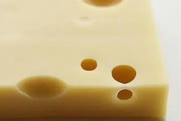 MANA SATU PILIHAN ANDA? Keju Cheddar dianggap keju paling popular di serata dunia manakala keju Emmental (atas) asal Switzerland turut menjadi pilihan kerana rasanya yang lembut, sesuai untuk roti bakar dan burger keju. - Foto fail