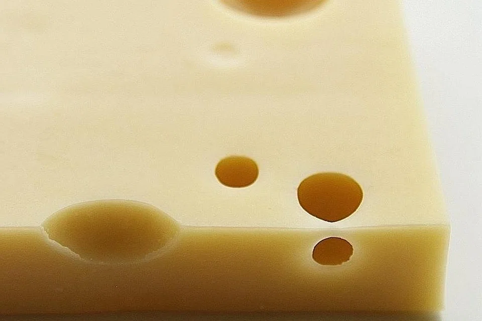 MANA SATU PILIHAN ANDA? Keju Cheddar dianggap keju paling popular di serata dunia manakala keju Emmental (atas) asal Switzerland turut menjadi pilihan kerana rasanya yang lembut, sesuai untuk roti bakar dan burger keju. - Foto fail